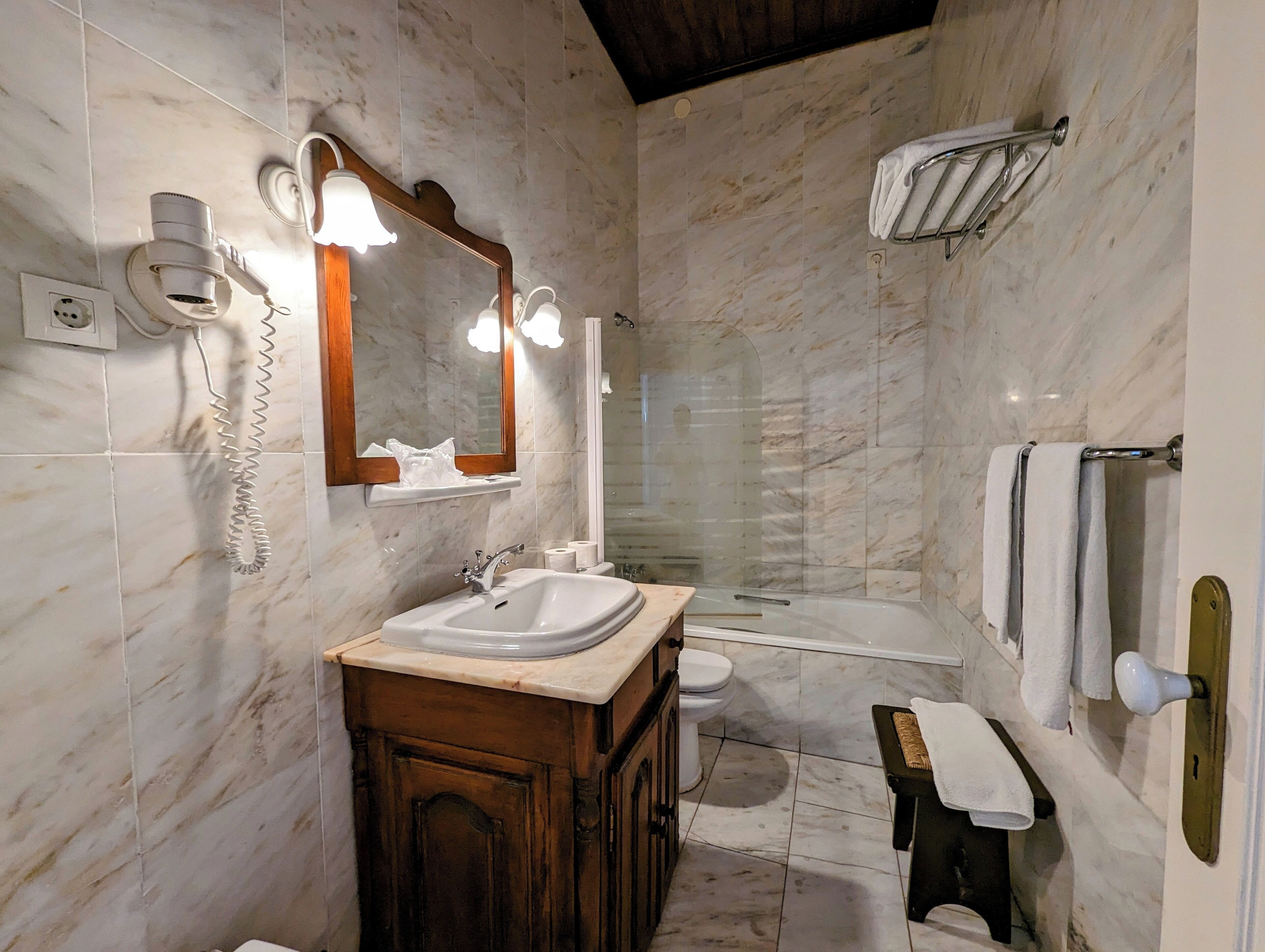 double room | bathroom | free toiletries, hair dryer, towels