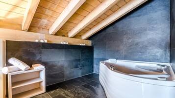 Suihku, hiustenkuivaaja, pyyhkeet