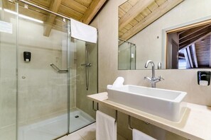 Shower, hair dryer, towels - Hotel Nagusi (Zuia)