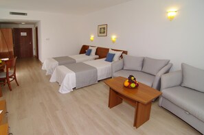 Cofres nos quartos, escrivaninha, camas extras/dobráveis