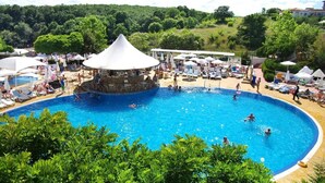 A large outdoor swimming pool surrounded by lounge chairs and umbrellas, with a gazebo in the center. - Resort Bella Vista Beach Club (Sinemoretz)