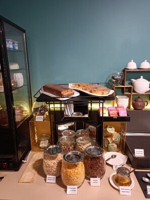 Petit déjeuner buffet (14.90 EUR par personne)