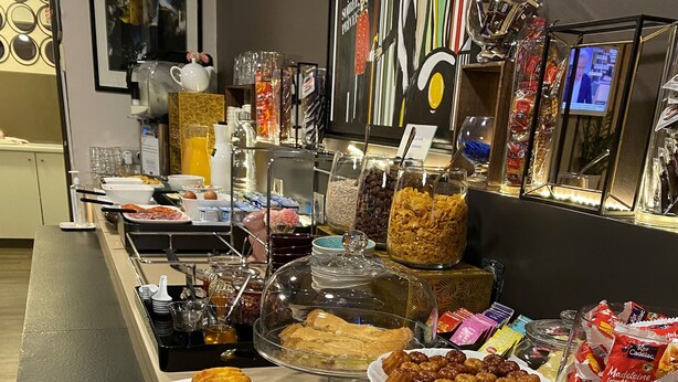 Un bufé con diversos alimentos y utensilios.