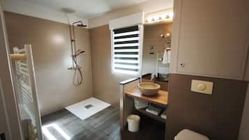 Colchones con efecto memoria, escritorio y cortinas blackout