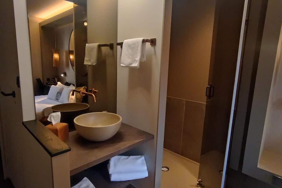 standard room, 1 double bed | accessible bathroom