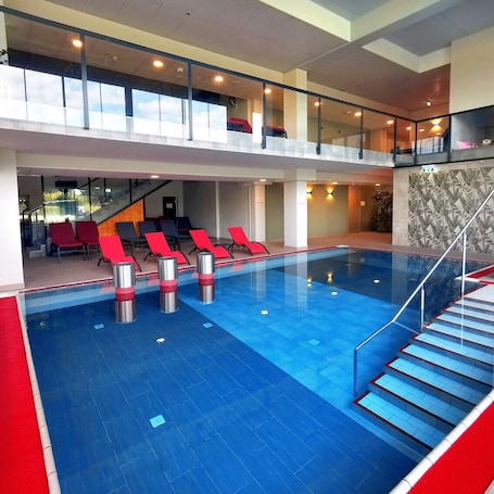 Una piscina techada, una piscina al aire libre. Thermenhotel All In Red