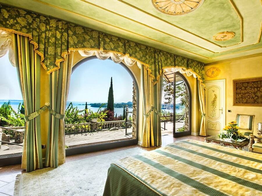 Suite D'Annunzio | Minibar, in-room safe, individually decorated, individually furnished