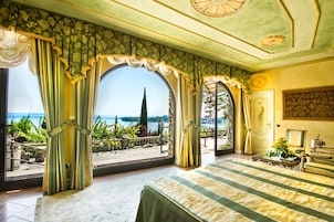 Minibar, caja de seguridad en la habitación y decoración personalizada 