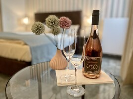 Edredons de pluma, camas com colchões pillow-top, cofres nos quartos