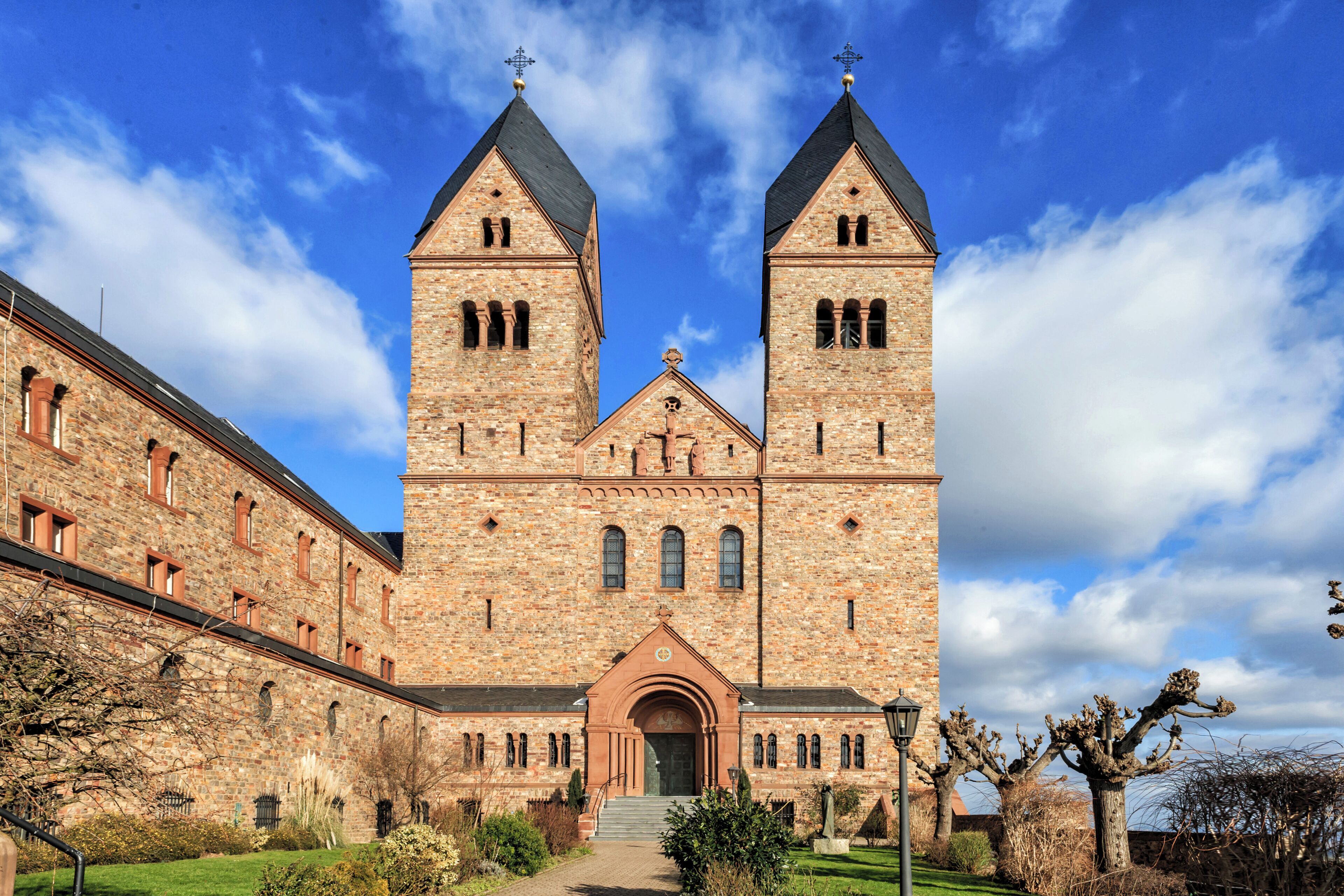 Ein großes Backsteingebäude mit zwei markanten Türmen und einem zentralen Eingang.