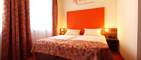 Habitación doble Confort | Edredón, camas con pillow-top y caja de seguridad en la habitación