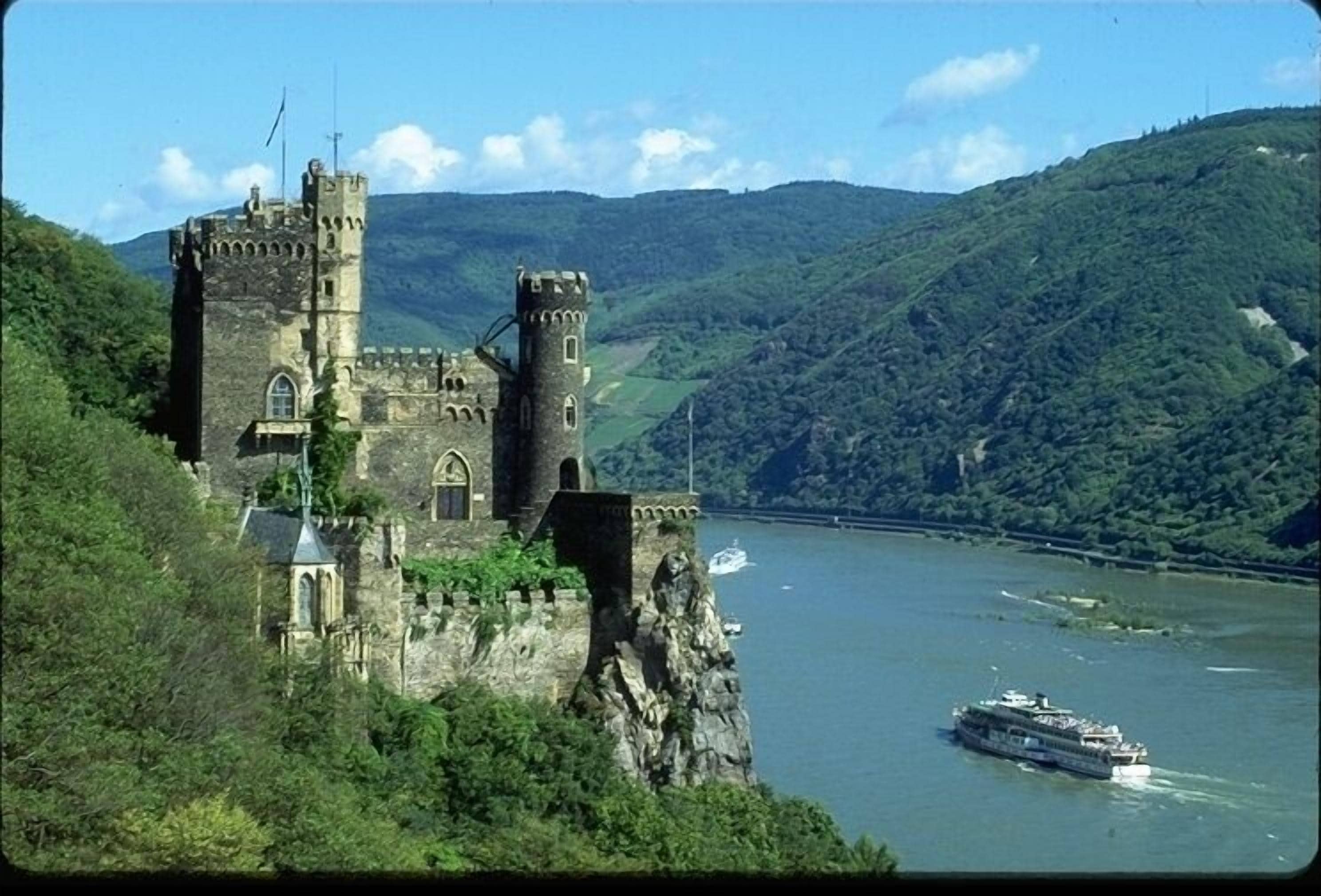 Una struttura simile a un castello con una torre, affacciata su un fiume.