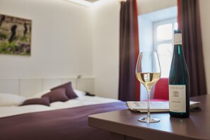 Minibar, in-room safe, individually decorated, individually furnished - Breuer's Rüdesheimer Schloss (Ruedesheim am Rhein)