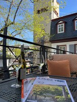 Una mesa con una botella de vino, una copa y una revista.