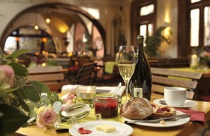 Lunch and dinner served - Breuer's Rüdesheimer Schloss (Ruedesheim am Rhein)