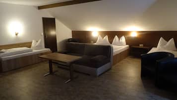 Laptop workspace, blackout drapes, soundproofing, free WiFi