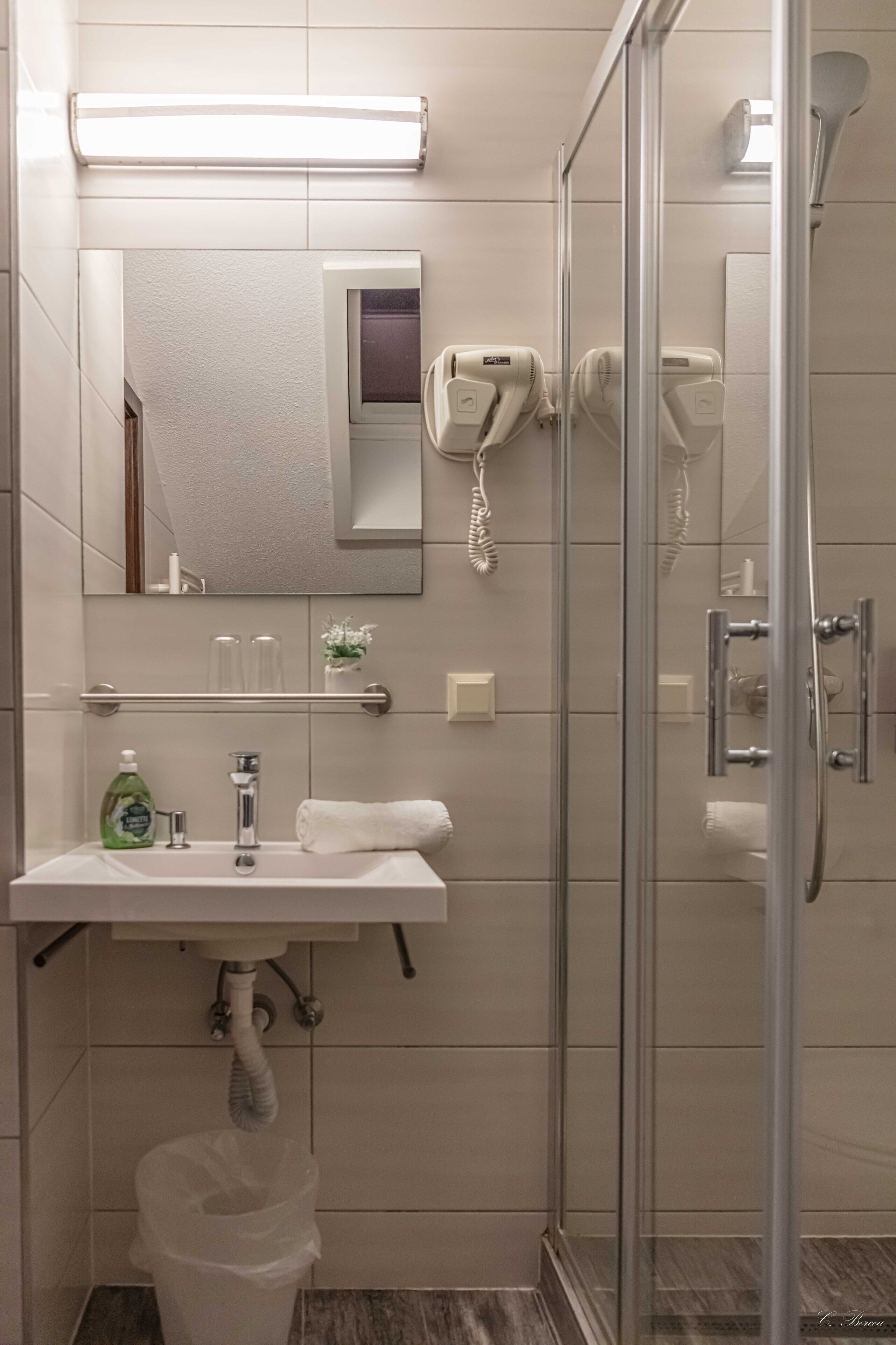 apartment, non smoking, balcony (studio) | bathroom | shower, hair dryer, towels