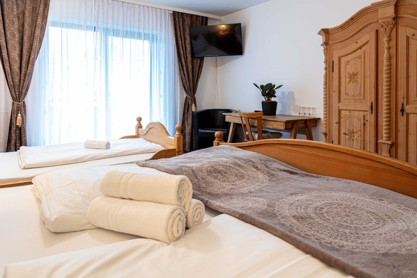 Comfort Triple Room | Laptop workspace, blackout drapes, soundproofing, WiFi (free)