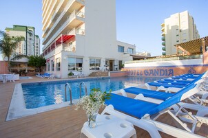 2 piscinas al aire libre, tumbonas