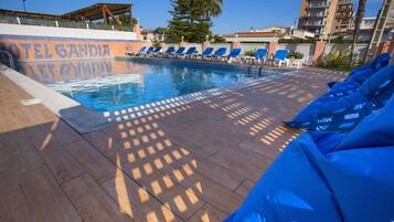 2 piscines extérieures, chaises longues