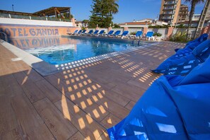 2 outdoor pools, pool loungers