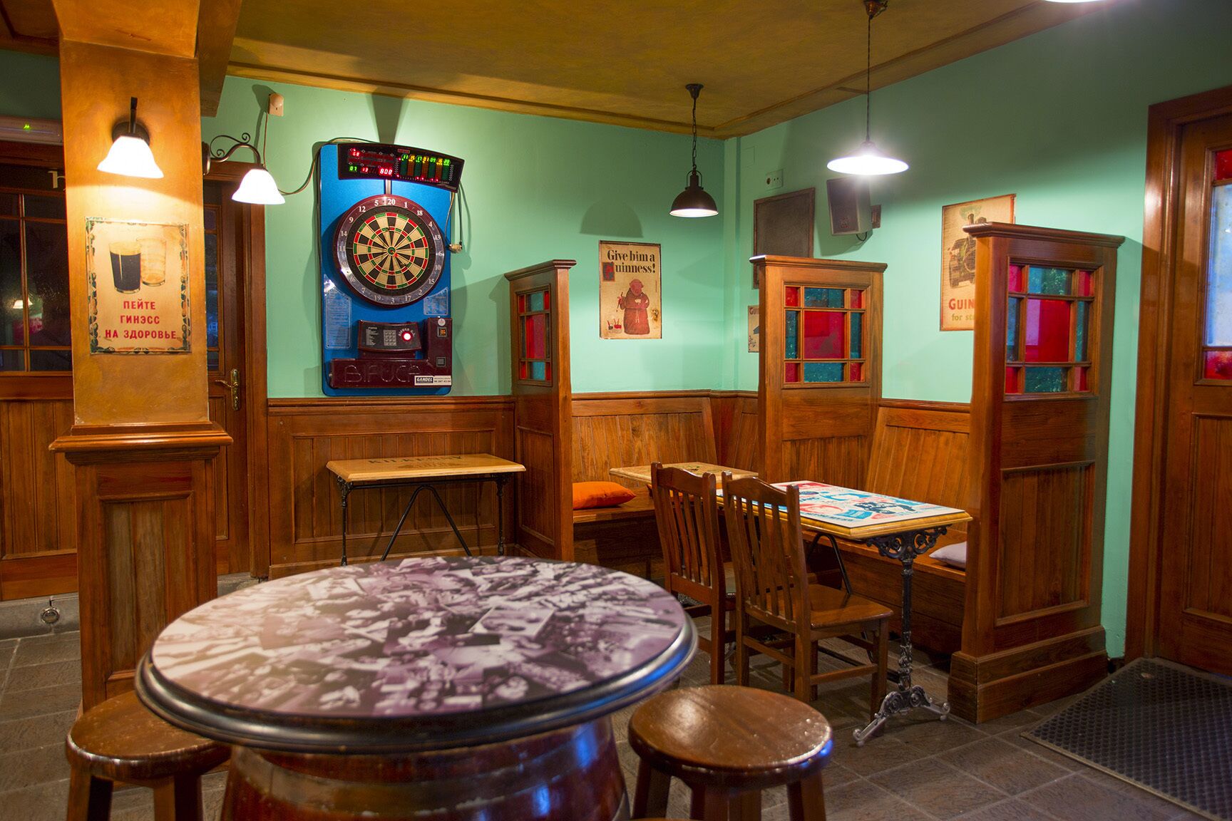 Un pub acogedor con mobiliario de madera, un dardo y un radiolas.