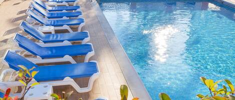 2 udendørs pools, liggestole