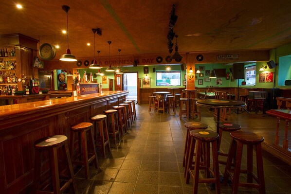 Bar (trong khuôn viên)