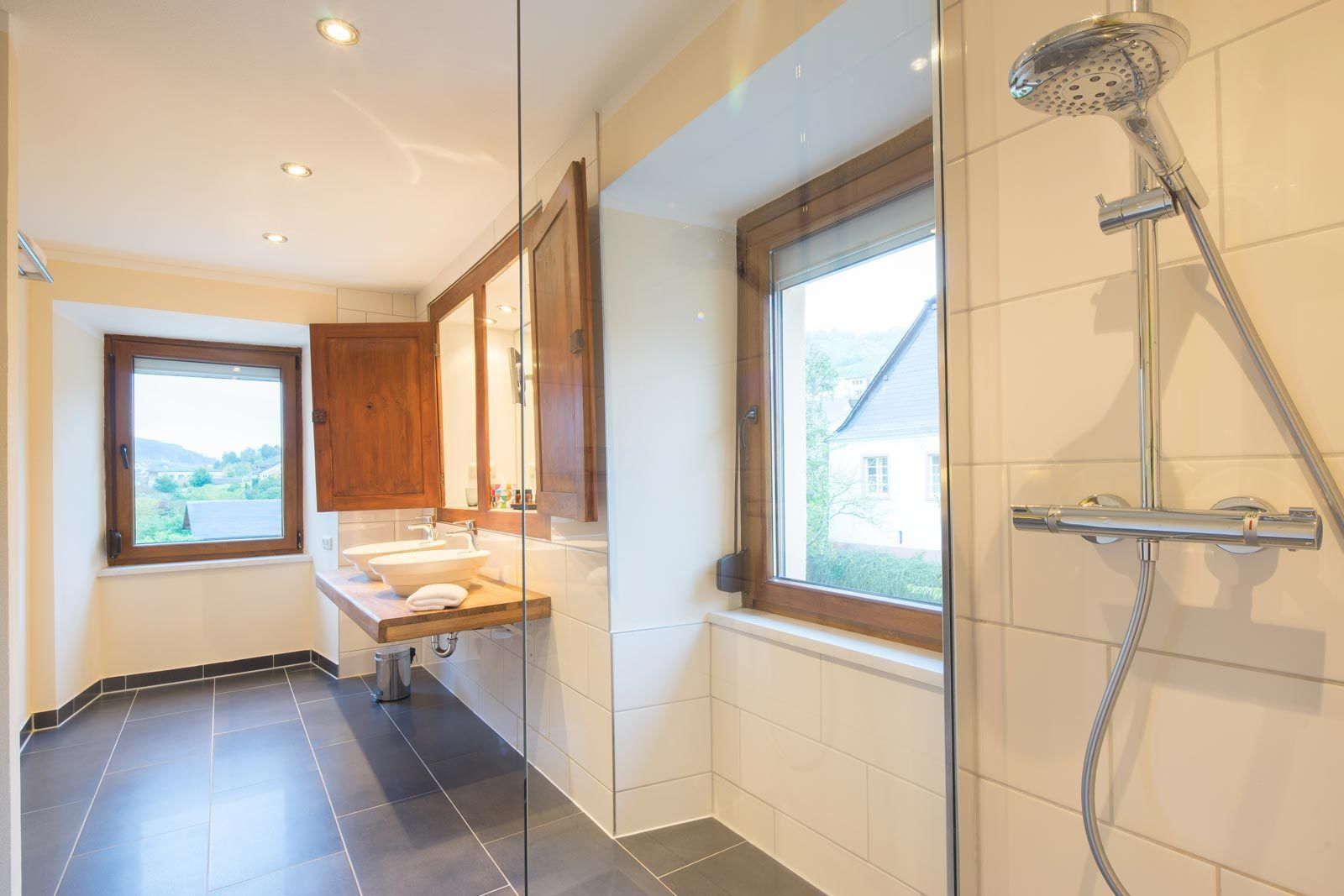 Premium kamer | Badkamer | Een douche, gratis toiletartikelen, een haardroger