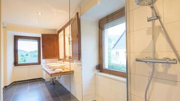 Premium kamer | Badkamer | Een douche, gratis toiletartikelen, een haardroger