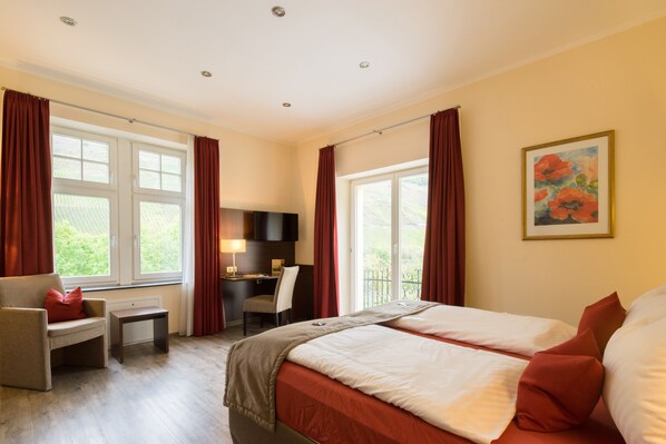 Premium Room | Minibar, in-room safe, desk, free WiFi - Boutique Hotel Villa Melsheimer (Reil)