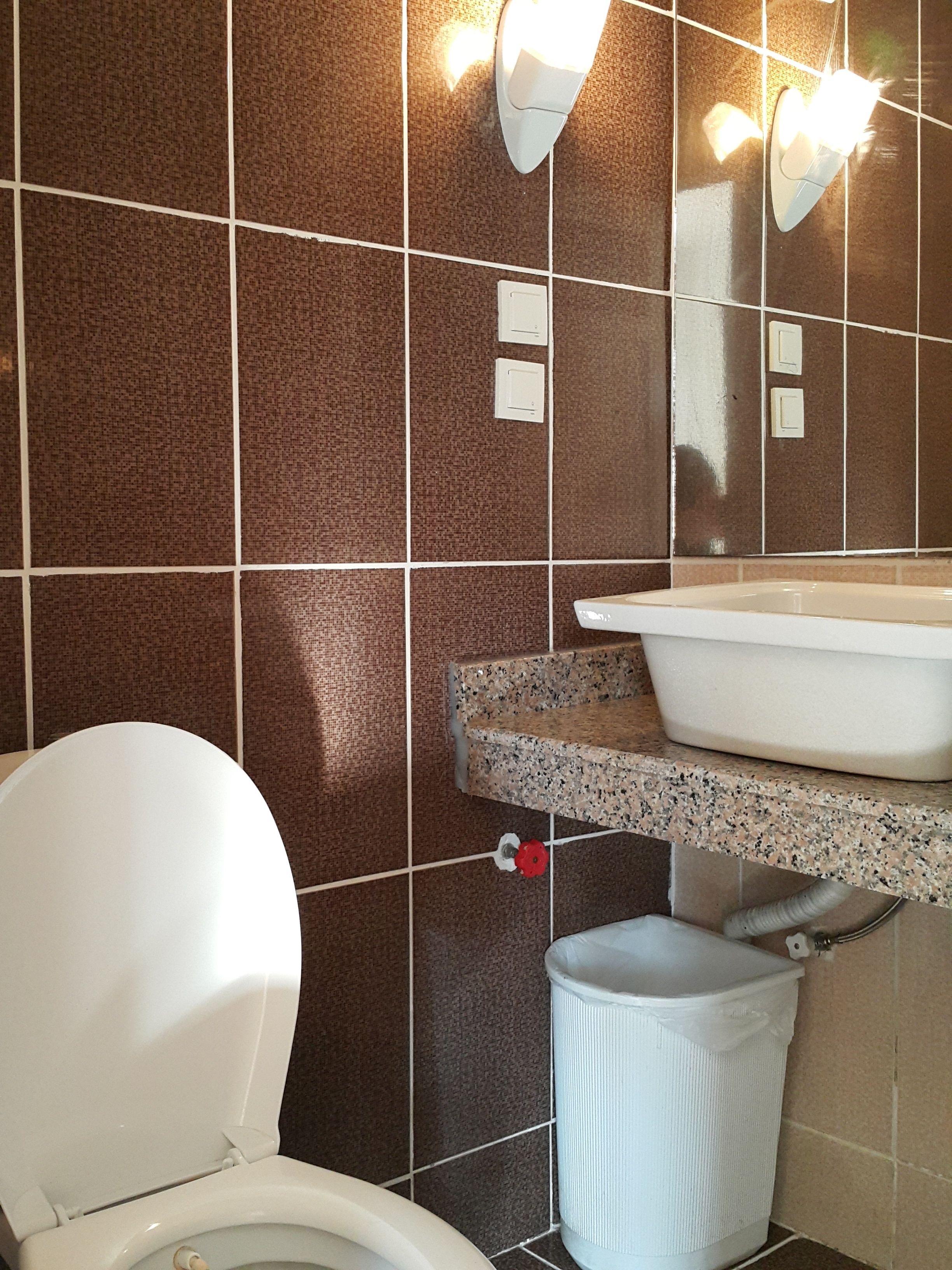 standard double room | bathroom | combined shower/bathtub, rainfall showerhead, free toiletries