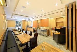Café da manhã com buffet grátis todos os dias