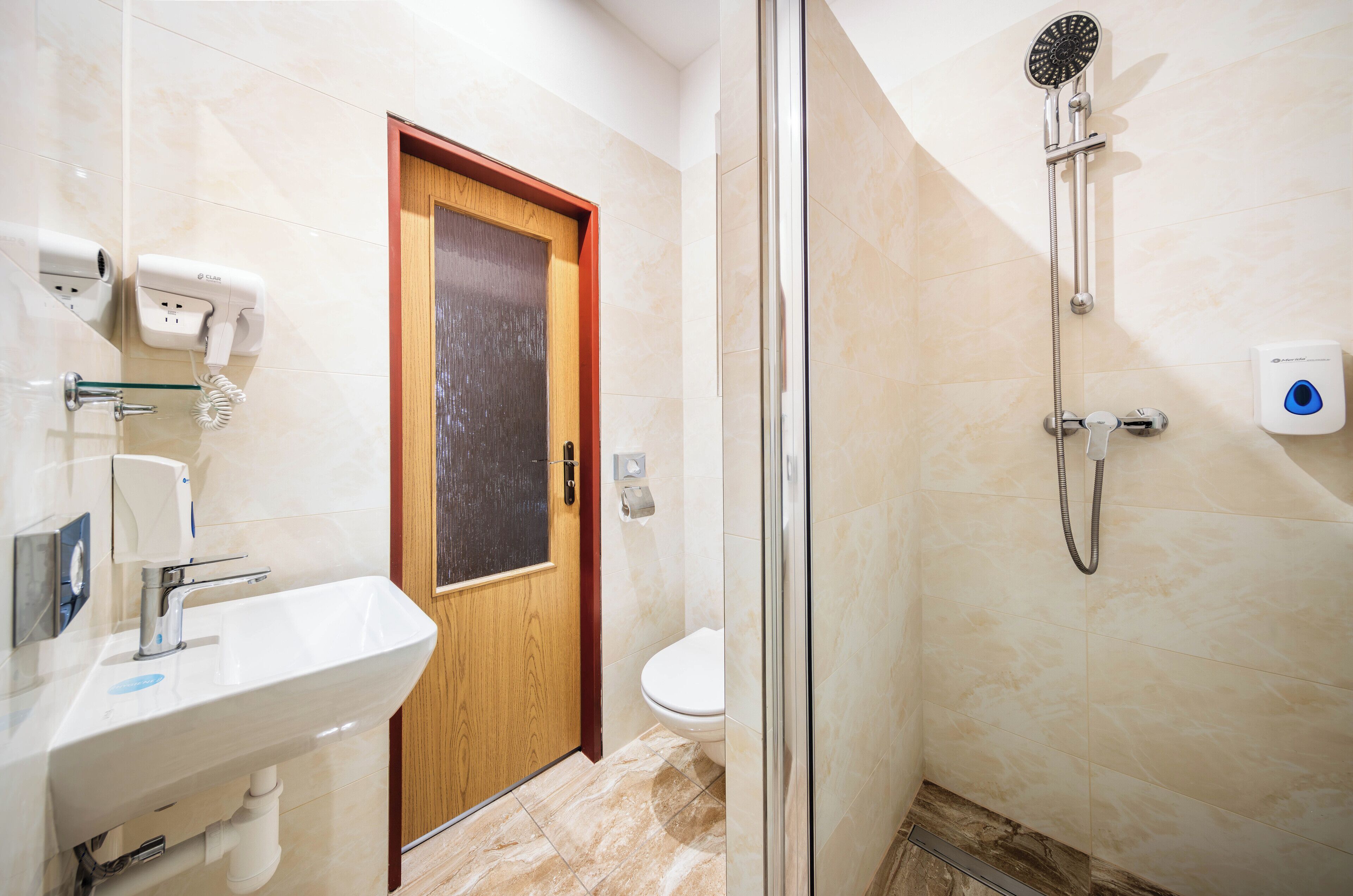 triple room | bathroom | shower, eco-friendly toiletries, hair dryer, towels