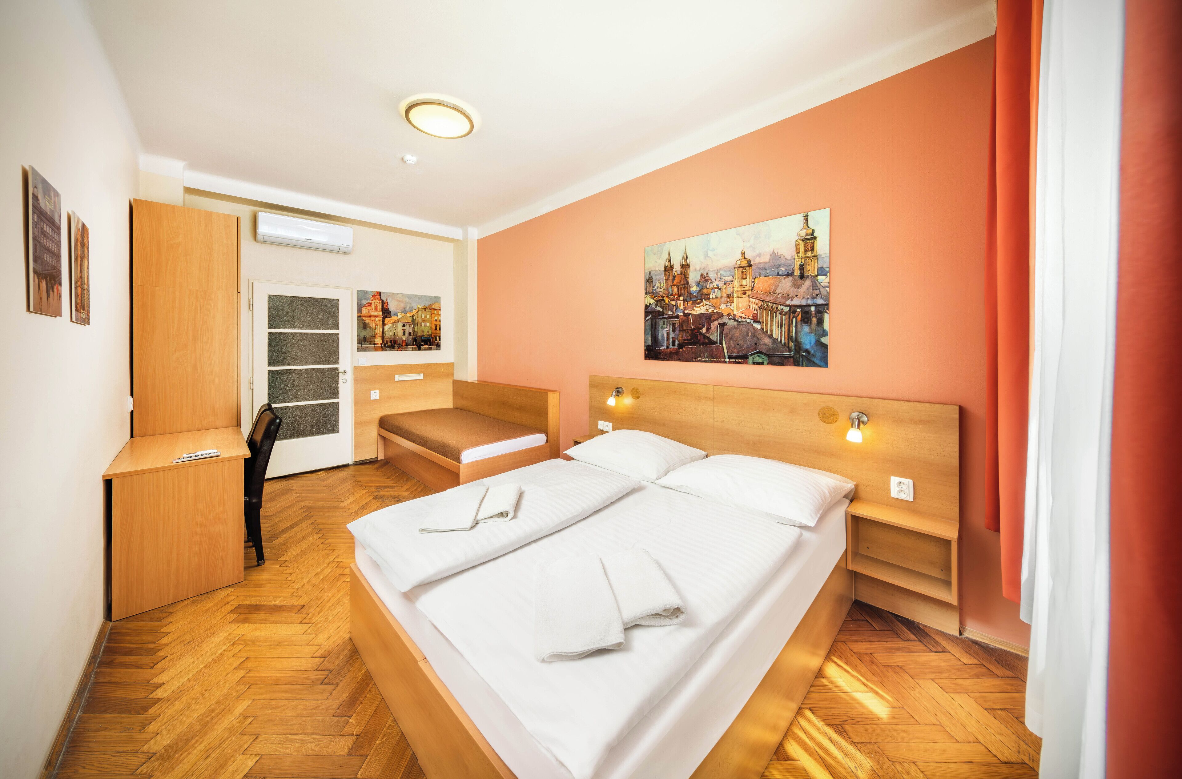 Habitación triple | Sala de estar | Televisión LCD 