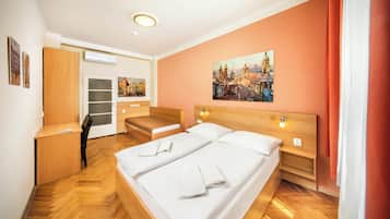 Habitació triple | Sala d'estar | Televisor LCD