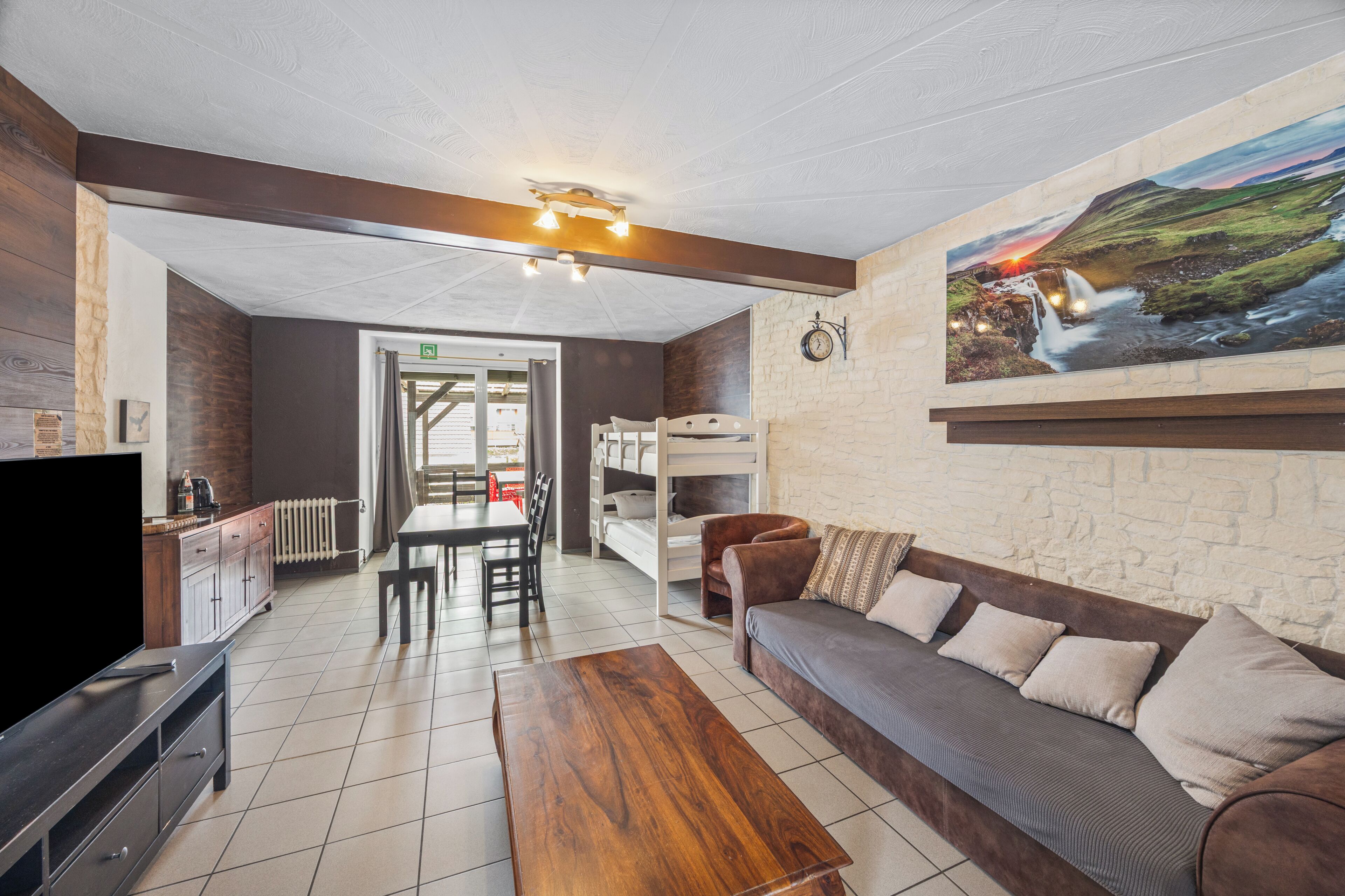 Basic-Apartment, 2 Schlafzimmer, Nichtraucher | Wohnbereich | 32-Zoll-Fernseher mit Kabelempfang