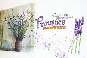 Paredes com uma pintura de lavanda e o texto 'Provence PROVENCE'.