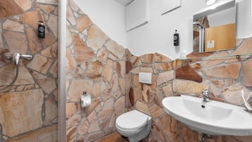 Vierbettzimmer | Badezimmer | Dusche, Komfortbadewanne, Haartrockner, Handtücher