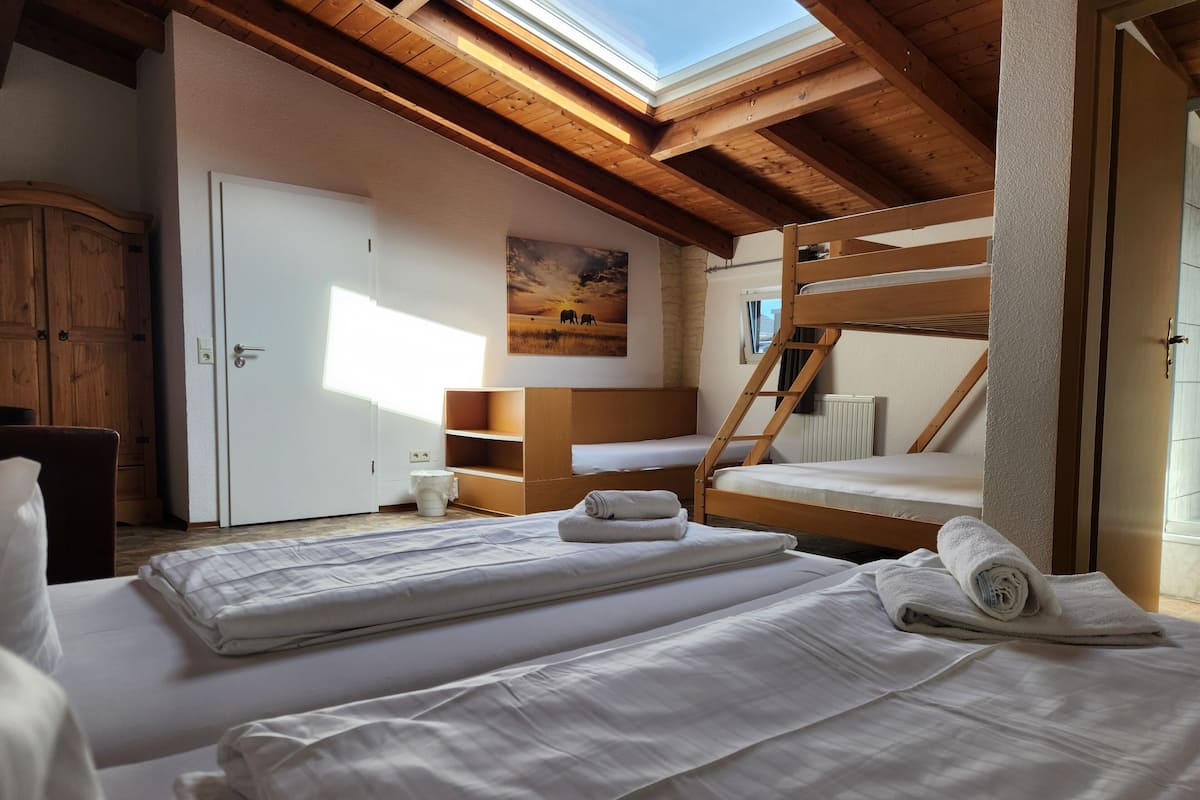 Room x 5 pax | Dihias secara berasingan, dilengkapkan perabot secara berasingan, Wi-fi