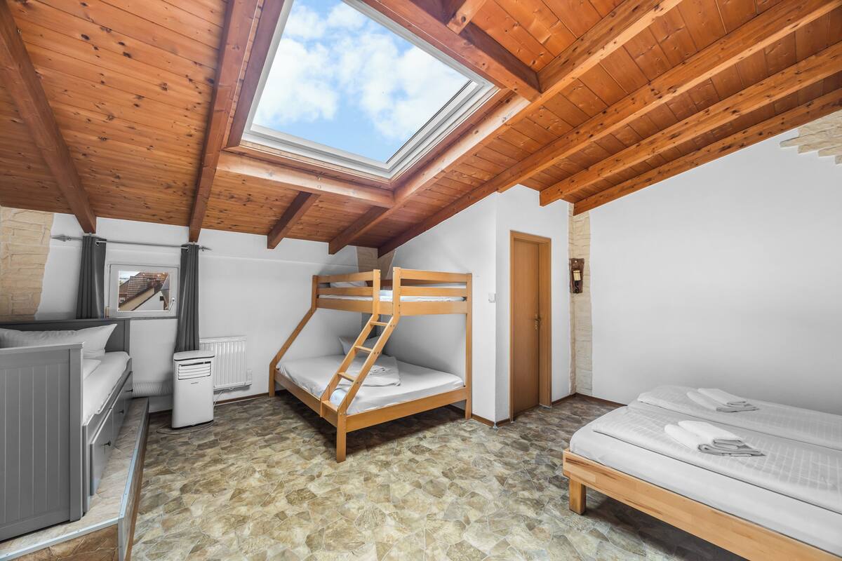 Room x 5 pax | WiFi, individually decorated, individually furnished, bed sheets