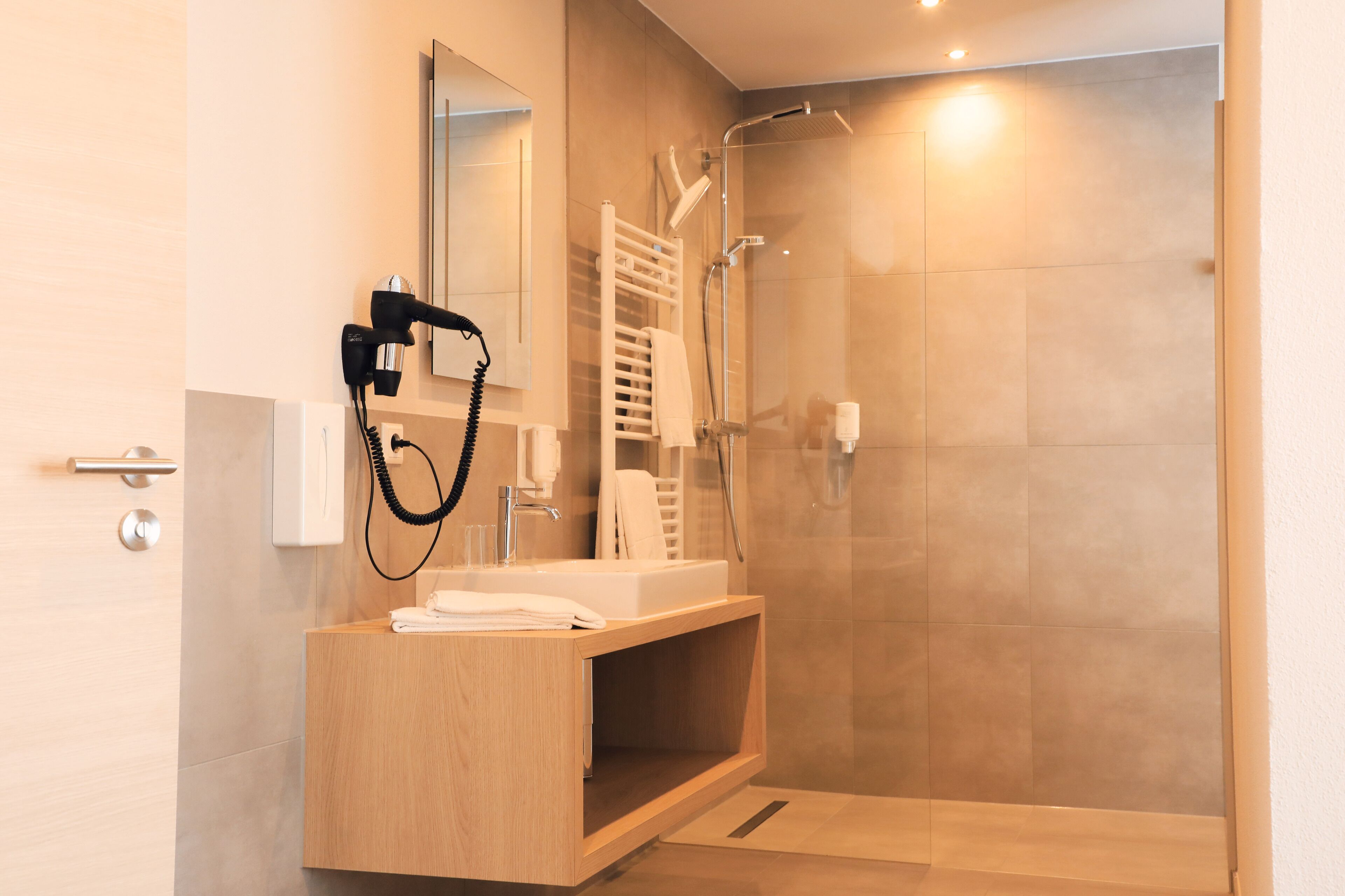 Deluxe-Zimmer | Badezimmer | Duschwanne, kostenlose Toilettenartikel, Haartrockner, Handtücher