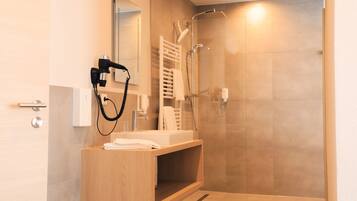 Deluxe-Zimmer | Badezimmer | Duschwanne, kostenlose Toilettenartikel, Haartrockner, Handtücher