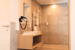 Deluxe Room | Bathroom | Combined shower/tub, free toiletries, hair dryer, towels