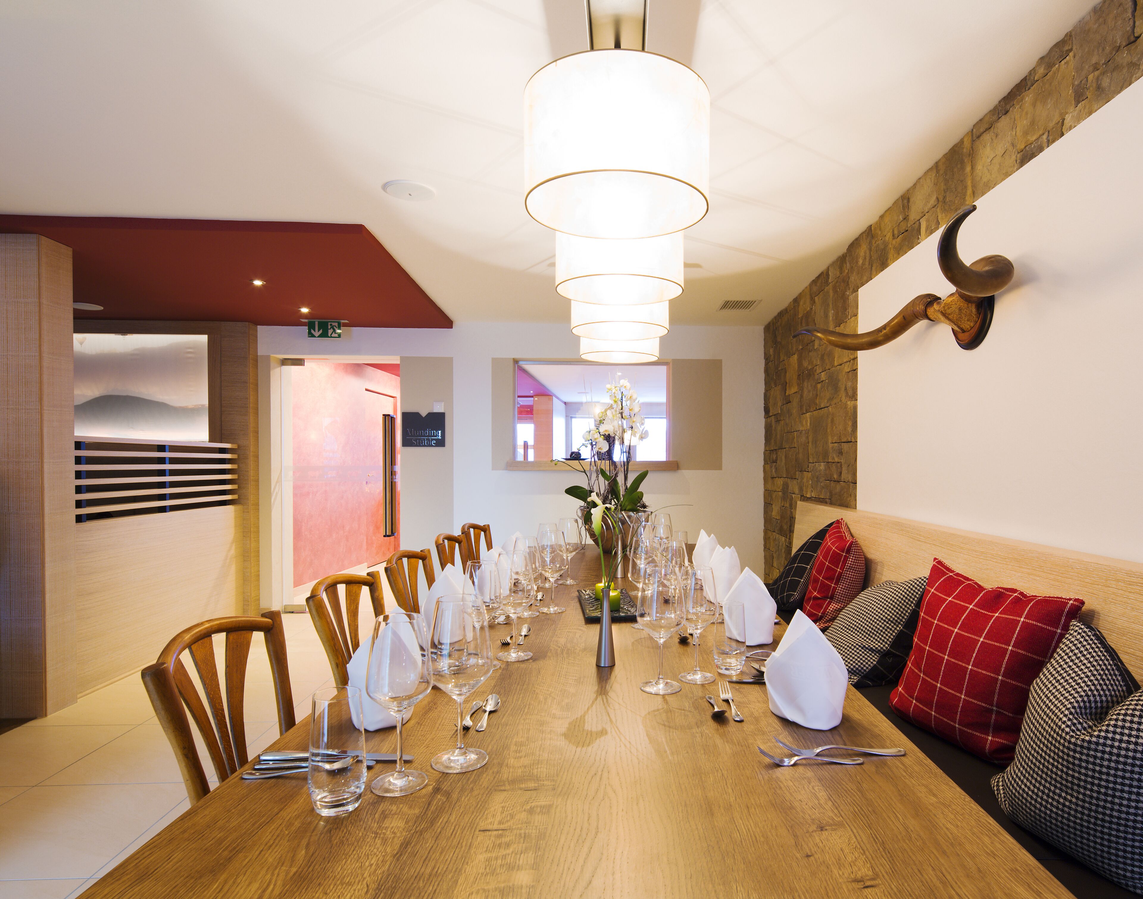 2 间餐厅，供应早餐、午餐和晚餐，地区菜