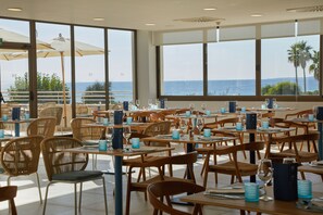 Aamiainen, lounas ja illallinen; näkymät valtamerelle 