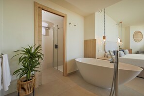 Suite Grand, Terraza (private pool) | Baño | Amenidades de baño gratuitas, secadora de cabello, toallas, jabón 