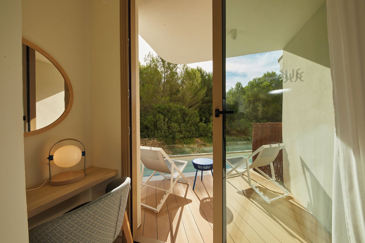 Tweepersoonskamer, balkon (Swim Up) | 1 slaapkamer, donzen dekbedden, een minibar, een kluis op de kamer