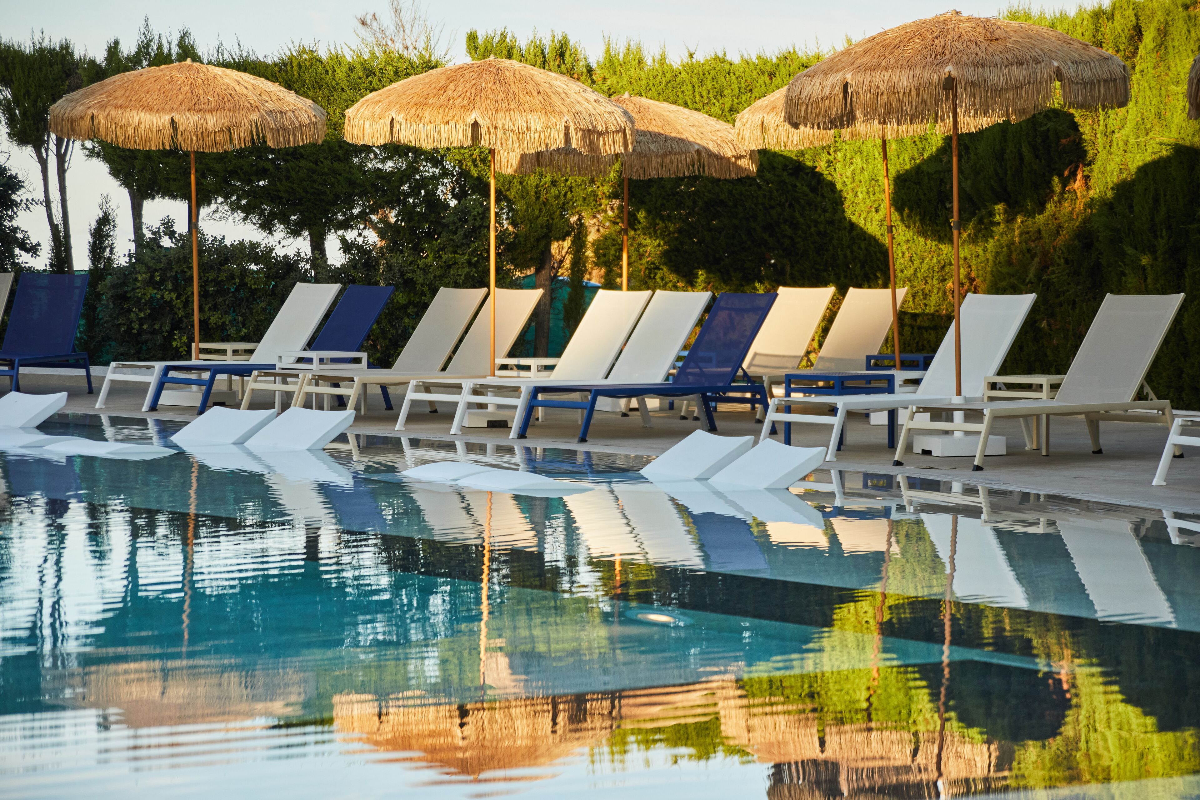 2 من حمّامات السباحة الخارجية، مظلات على حمّام السباحة، مقاعد للتشمس