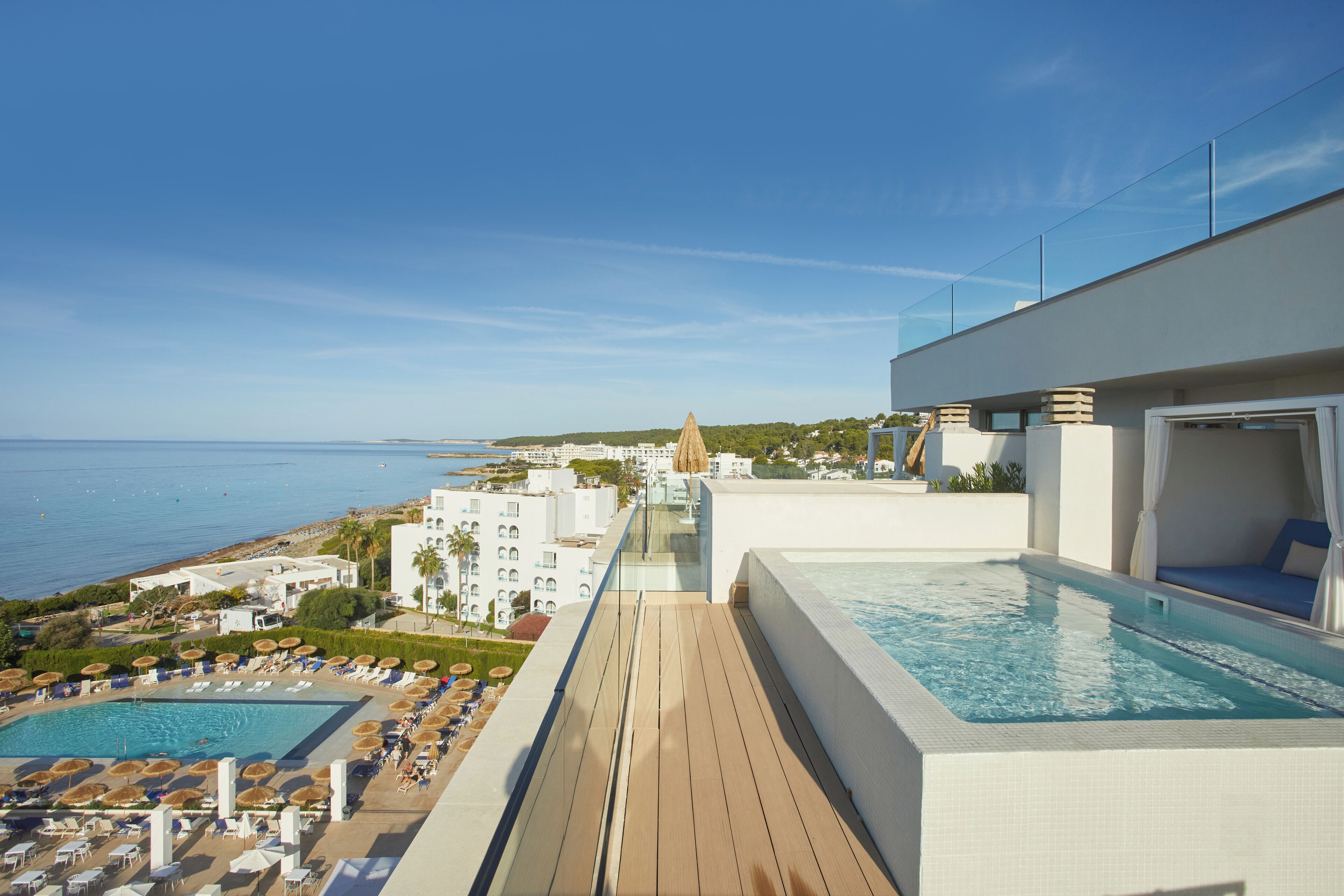 ألحفة محشوة بالريش وميني بار وخزنة داخل الغرفة ومكتب